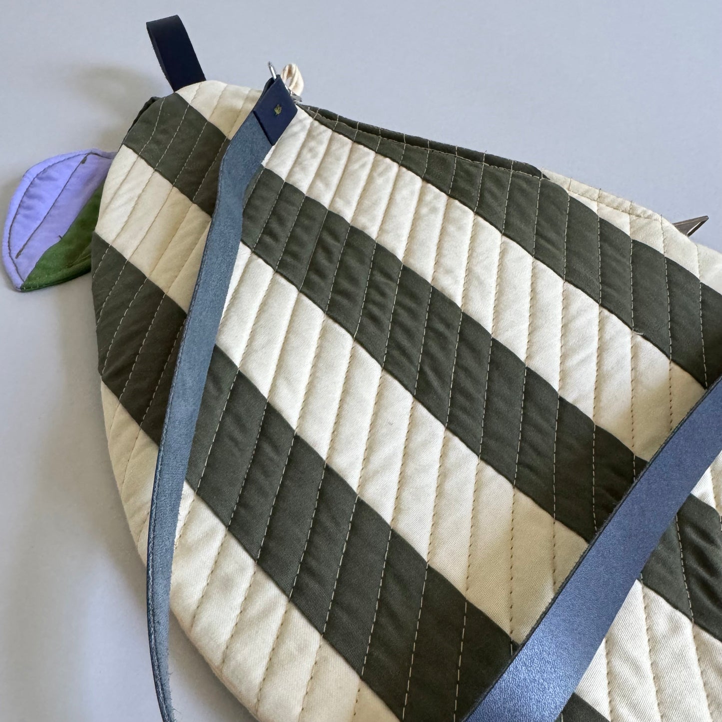PEAR BAG IN OLIVE