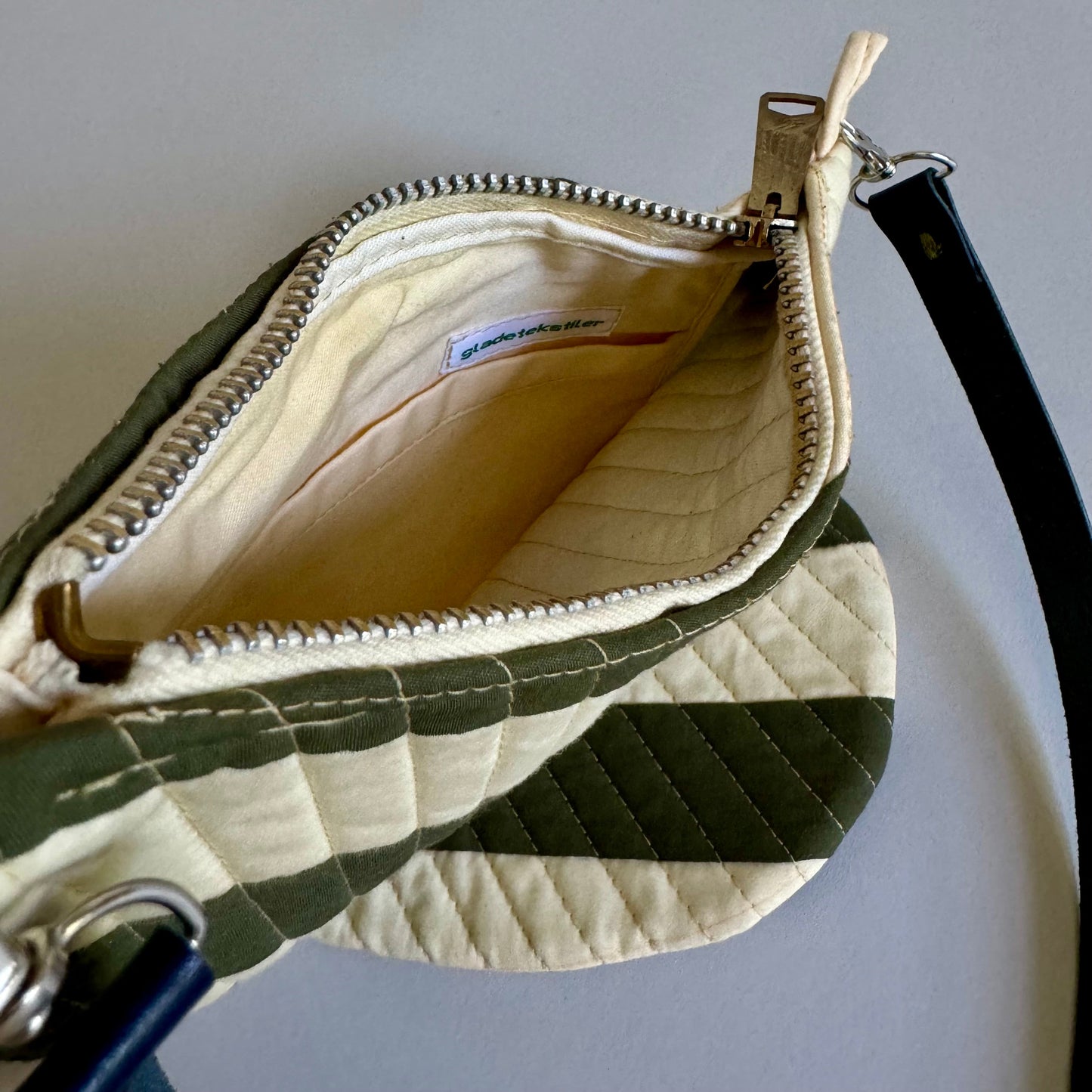 PEAR BAG IN OLIVE