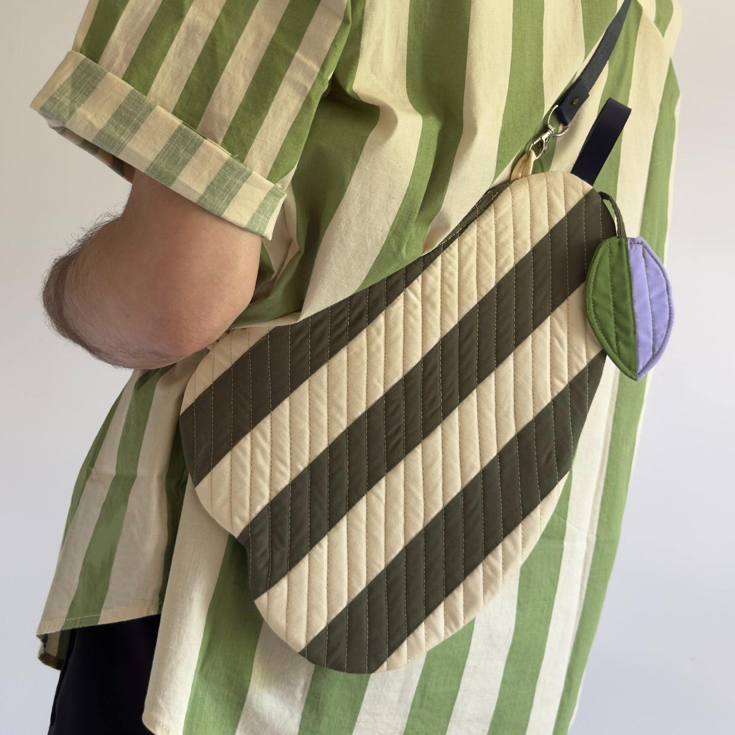 PEAR BAG IN OLIVE