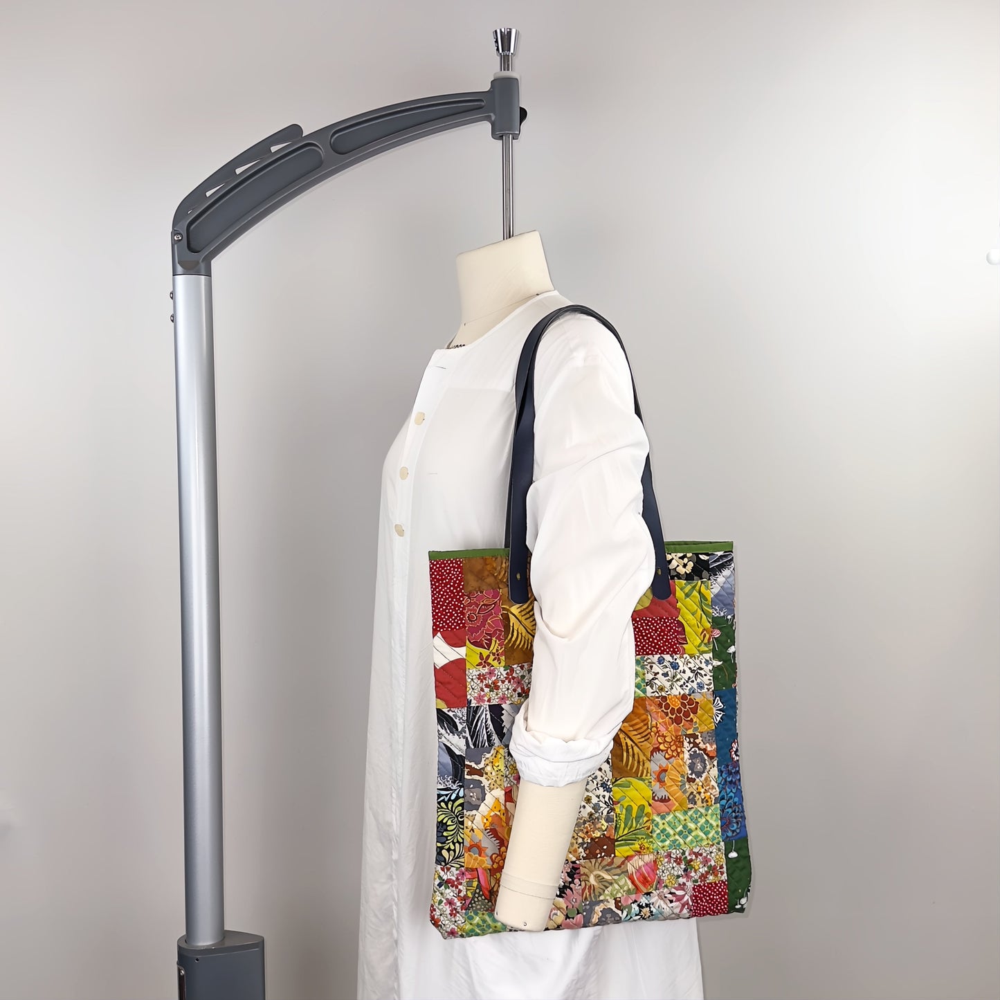 SLIM TOTE IN FLORAL PATCHWORK