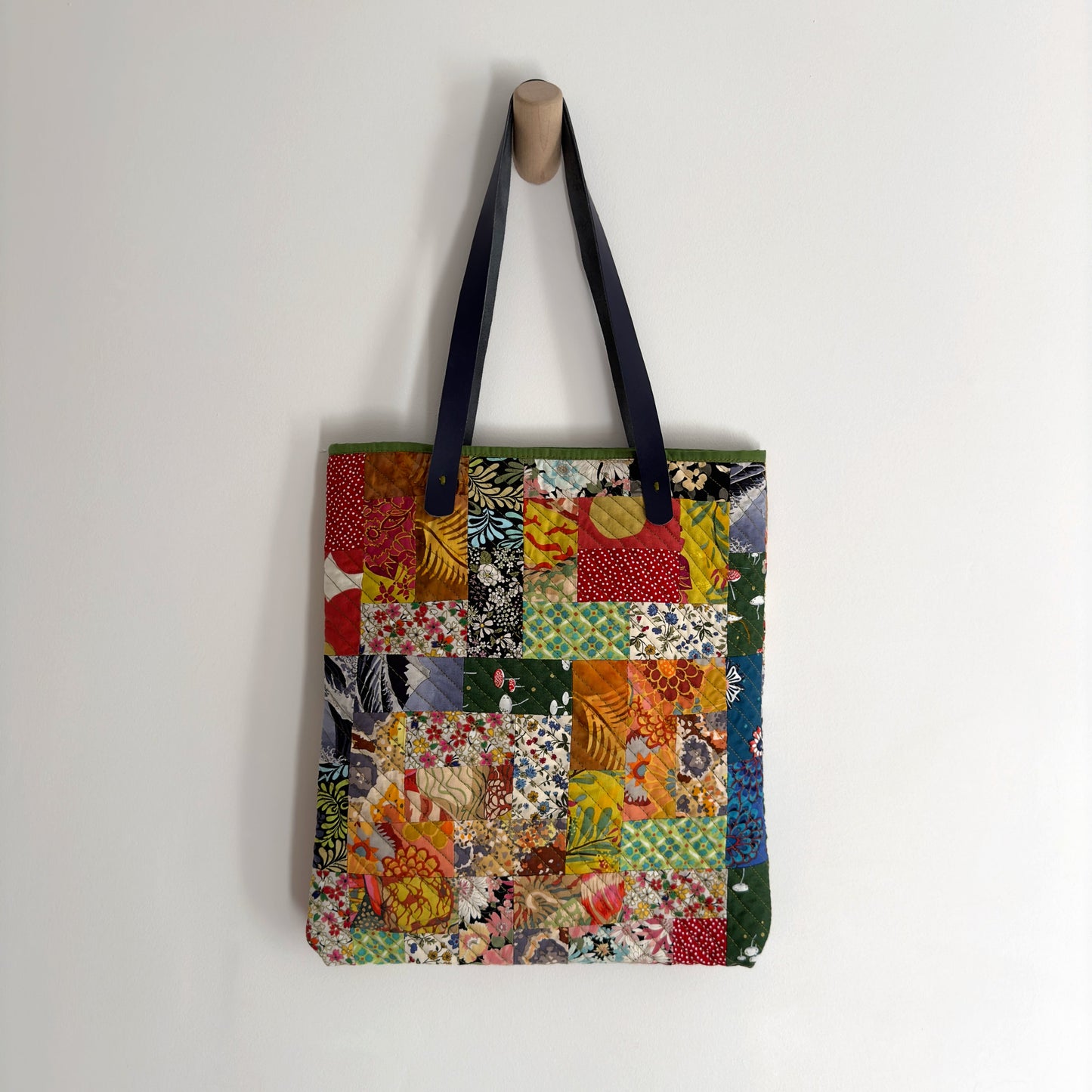 SLIM TOTE IN FLORAL PATCHWORK