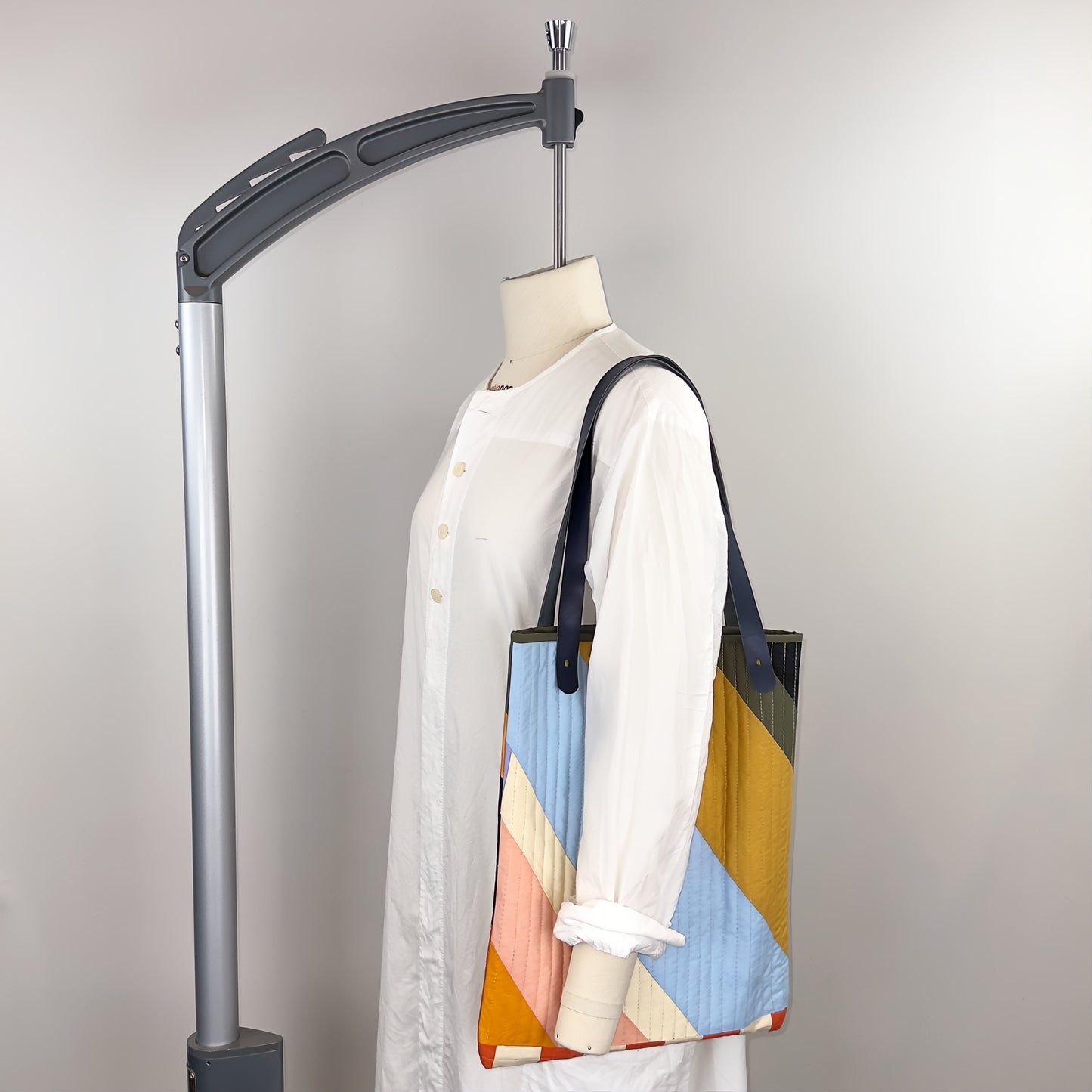 SLIM TOTE IN GEO QUILT