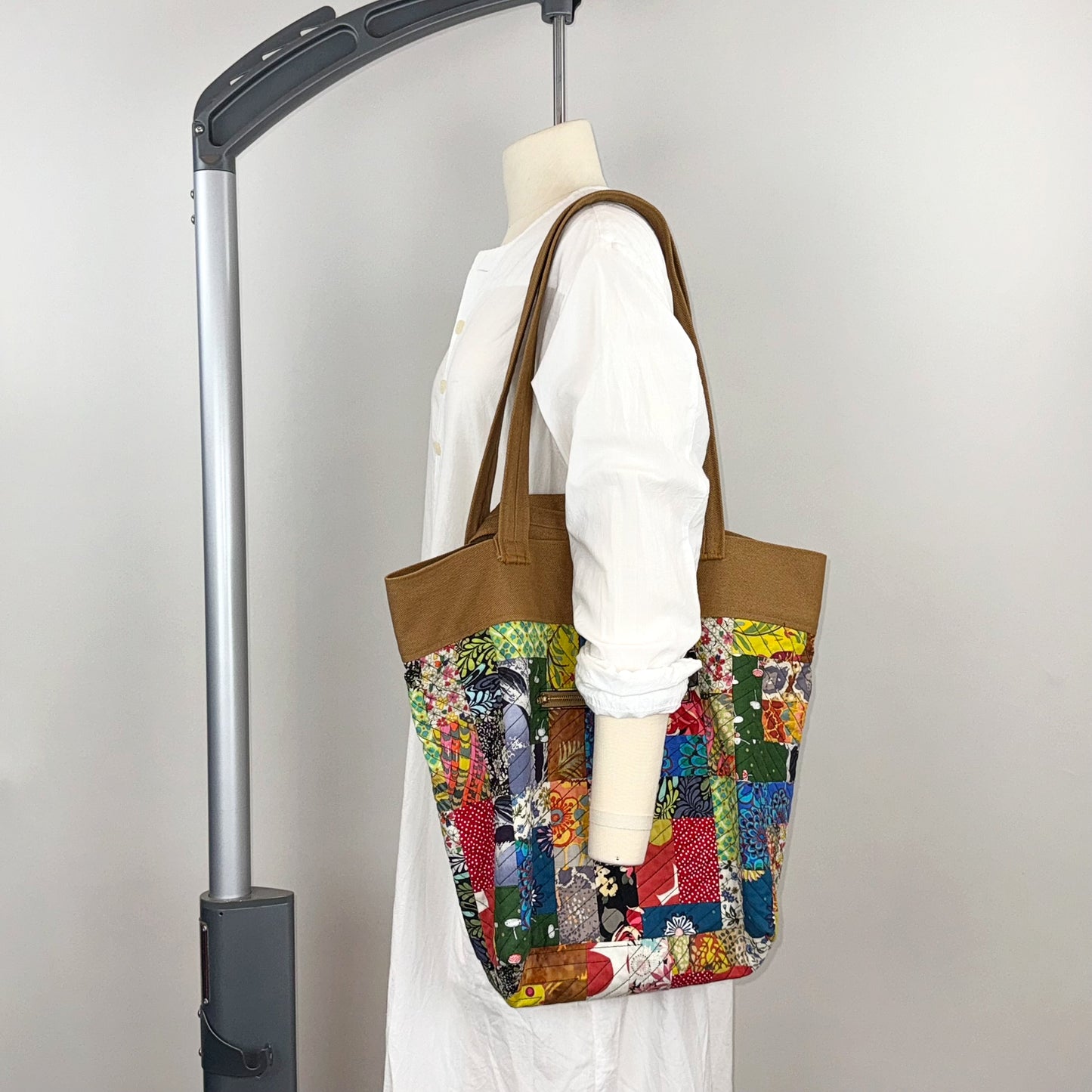 DOUBLE HANDLE BAG IN FLORAL PATCHWORK