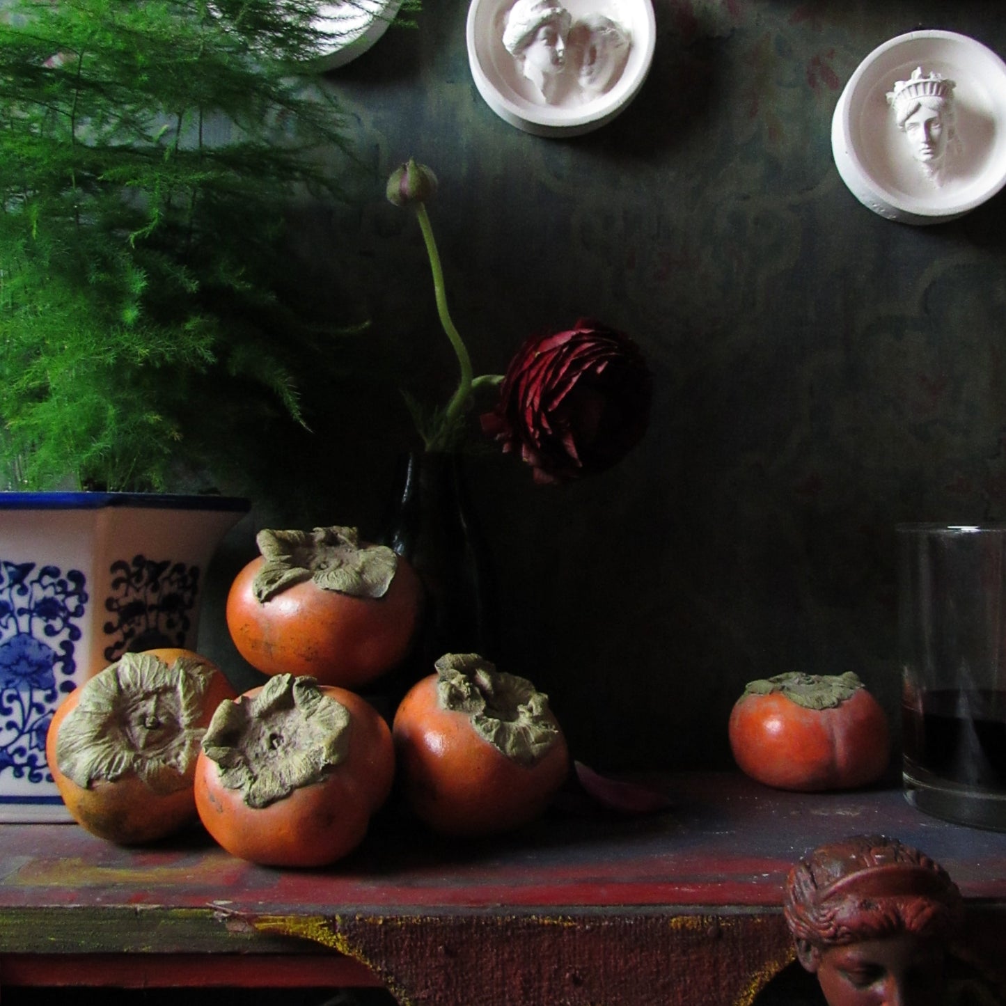 Persimmons made of plaster and how to style them