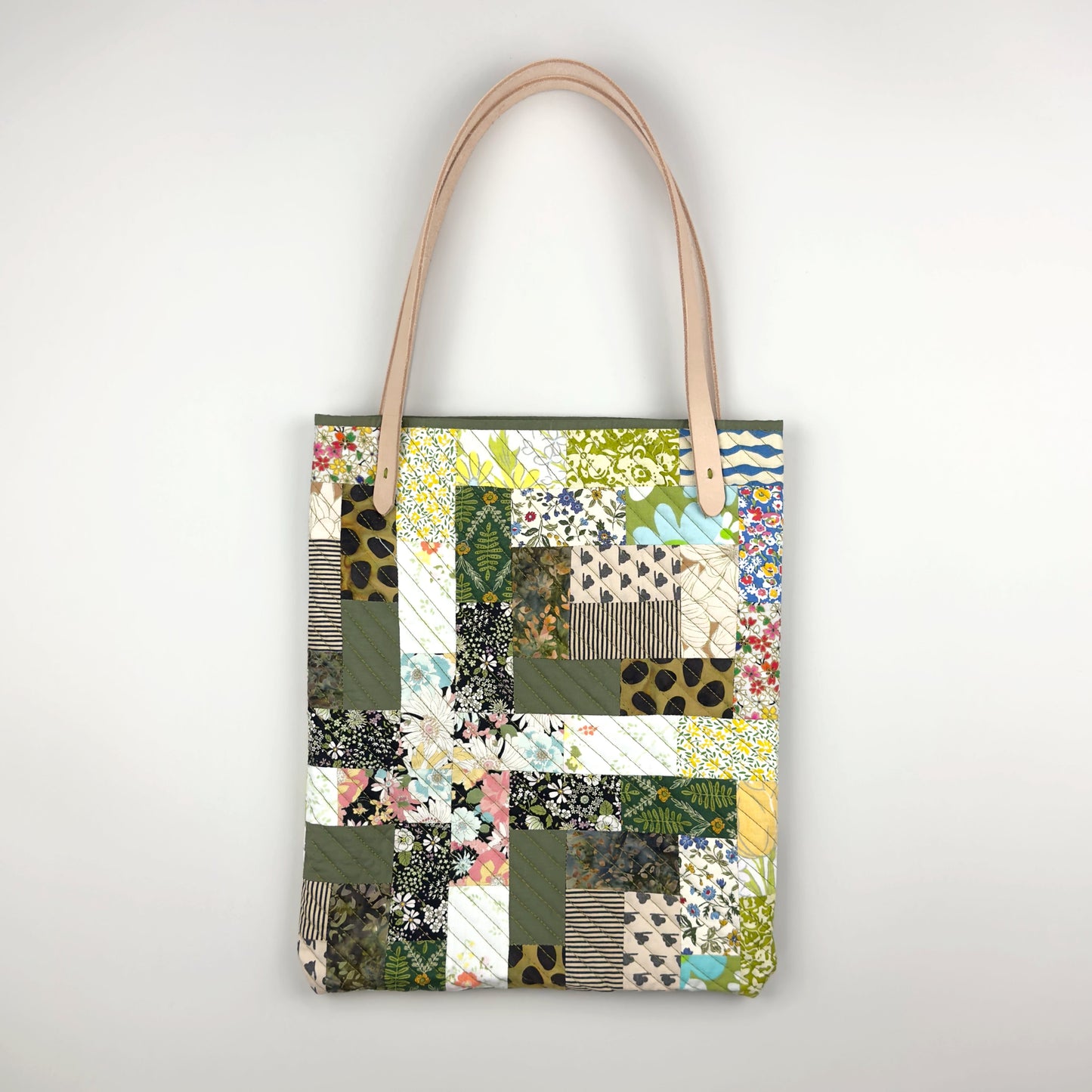 SLIM TOTE IN GARDEN PATCHWORK