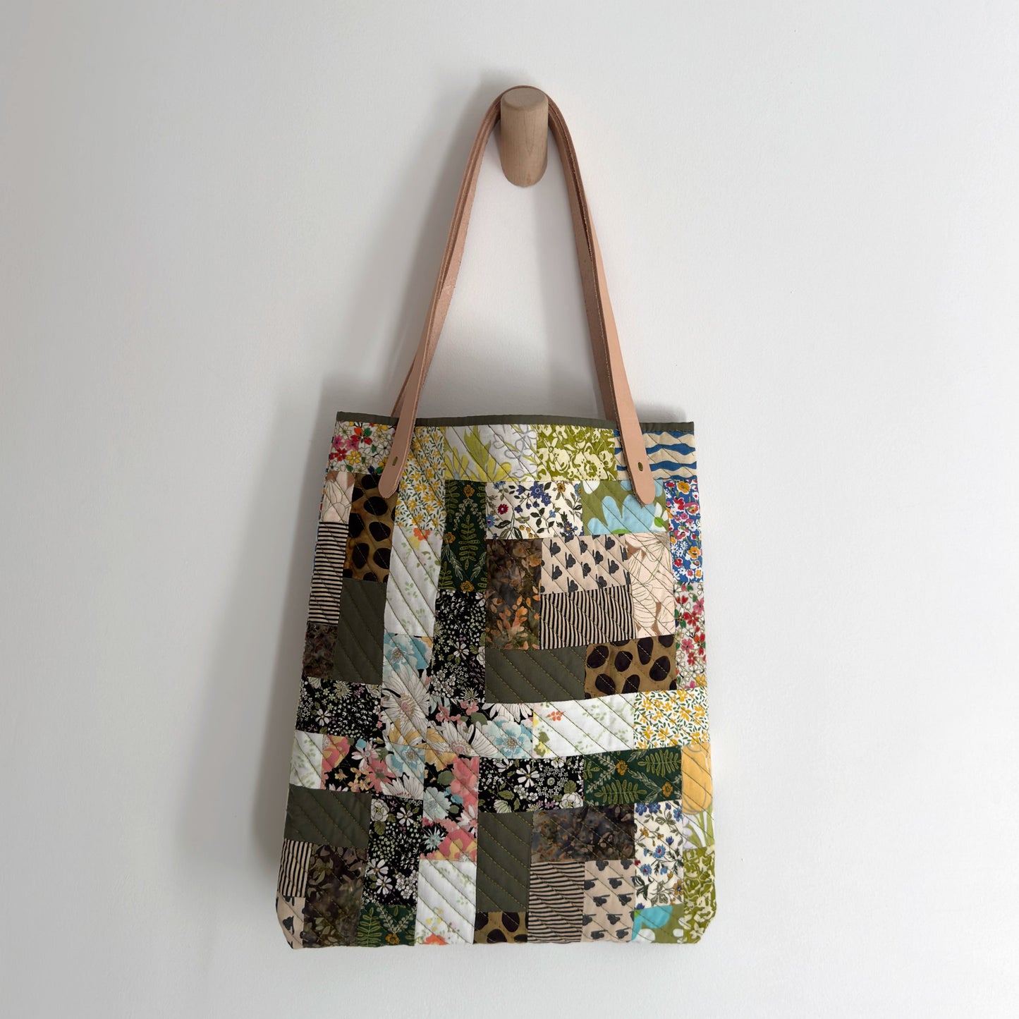 SLIM TOTE IN GARDEN PATCHWORK