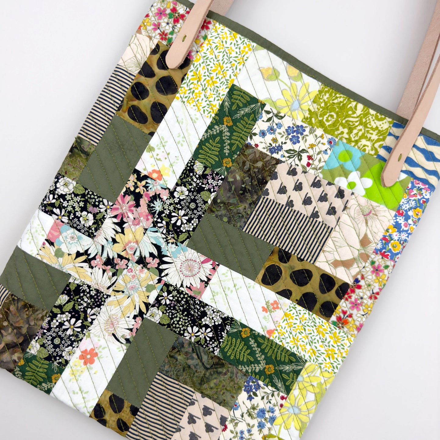 SLIM TOTE IN GARDEN PATCHWORK